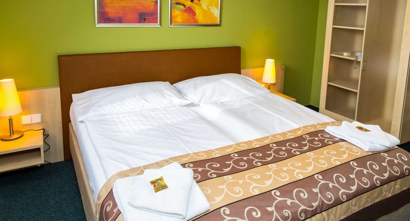 Pokoj se sprchou s manželskou postelí - Hotel Rieger Jičín, foto 8