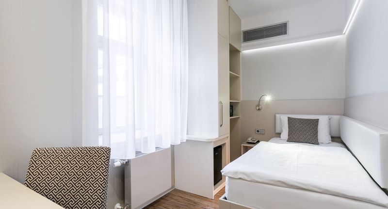 Pokoj s klimatizací se sprchou pro 1 os. - AMETYST Hotel Praha, foto 1