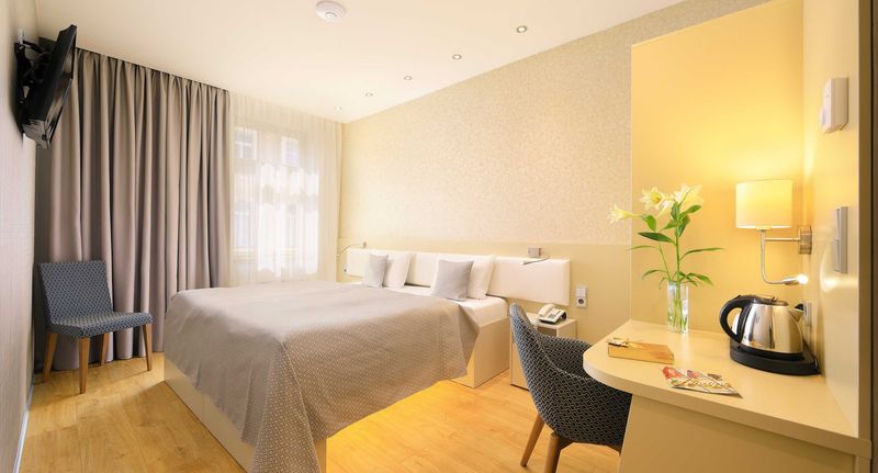 Deluxe Pokoj se sprchou s manželskou postelí - AMETYST Hotel Praha, foto 1