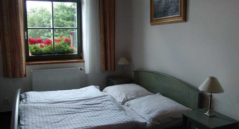 Pokoj se sprchou s manželskou postelí - Penzion Kamínek Janské Lázně, foto 1