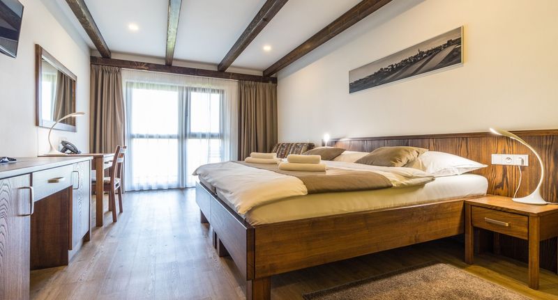 Pokoj s klimatizací se sprchou s manželskou postelí (s možností přistýlky) - HOTEL KRAVÍ HORA Bořetice, foto 1