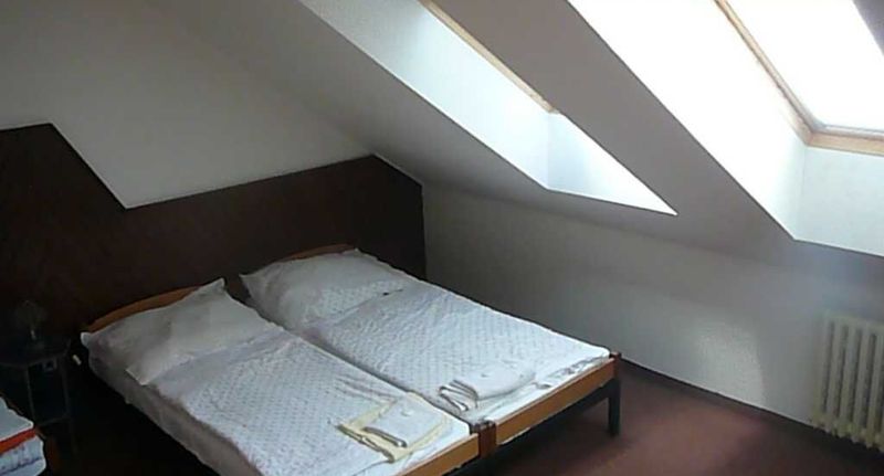 Pokoj se sprchou pro 3 os. - Restaurace a penzion U Vítovců Sušice, foto 1