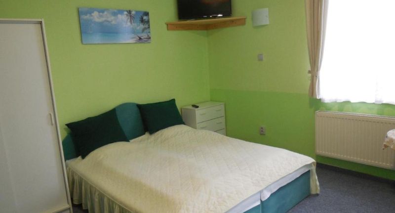Pokoj se sprchou pro 4 os. - Penzion Braun Rybniště, foto 1
