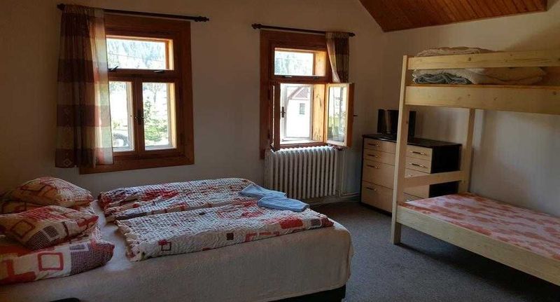 Pokoj s koupelnou se sprchou pro 4 os. (s možností přistýlky) - Penzion Martinské údolí Kořenov, foto 1