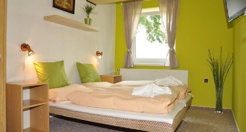 Pokoj se sprchou pro 4 os. (s možností přistýlky) - Pension Na Sychrově Benecko, foto 1