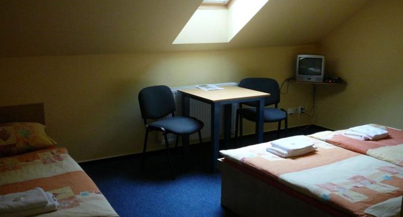 Pokoj se sprchou pro 3 os. - SPORTHOTEL RELAX Veletov, foto 1