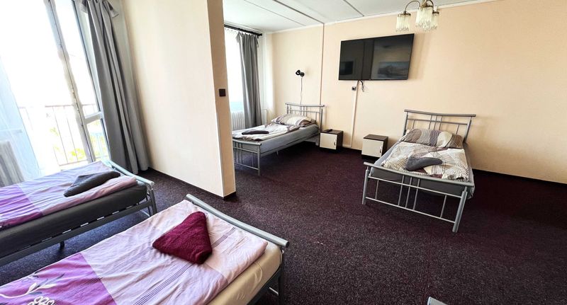 Pokoj se sprchou s vlastní kuchyňkou pro 5 os. - Penzion Rohožník Praha, foto 1
