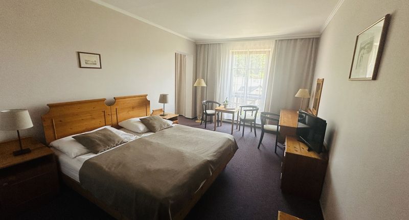 Rodinný Pokoj se sprchou s manželskou postelí (s možností přistýlky) - Wellness Hotel Gendorf Vrchlabí, foto 1