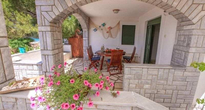 Apartman s terasou pro 5 os. se 3 ložnicemi na přízemí - Apartments Erika Rogoznica, foto 1