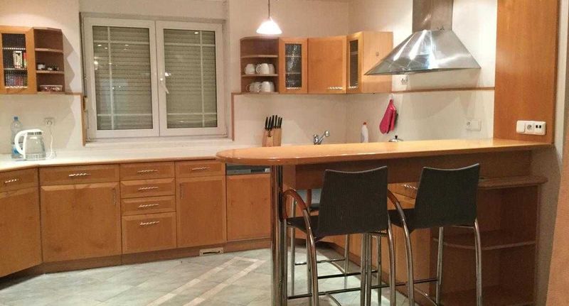 Vila (jako celek) se sprchou s privátní koupelnou mimo apartmán pro 12 os. - Vila Justyna Pardubice, foto 1