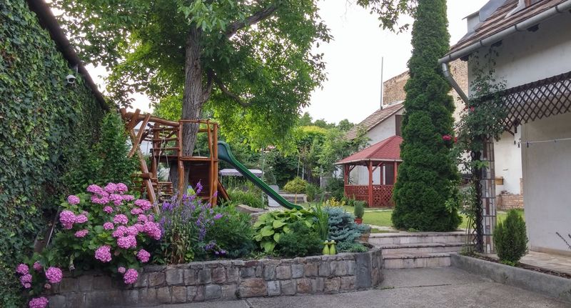 Se společnou kuchyňkou Rekreační dům (jako celek) pro 28 os. celý Dům - Székely Vendégház Esztergom, foto 1