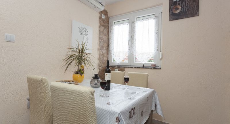 Apartman pro 4 os. se 2 ložnicemi s výhledem na moře na poschodí - Apartmani Zoki Dramalj, foto 1