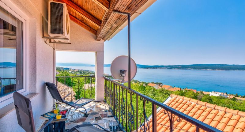 Apartman s manželskou postelí s 1 ložnicí s výhledem na moře na poschodí - Apartman Mlikota Dramalj, foto 1