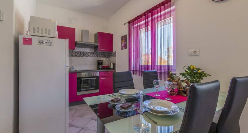 Apartman s manželskou postelí s 1 ložnicí s výhledem do zahrady na poschodí - Apartmani Luka Crikvenica, foto 1