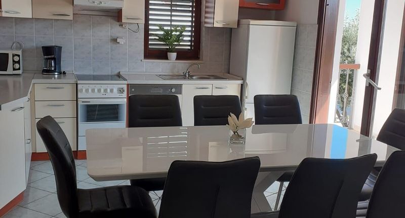 Apartman pro 6 os. se 3 ložnicemi s částečným výhledem na moře přízemní - Apartmani Sunce Rogoznica, foto 1