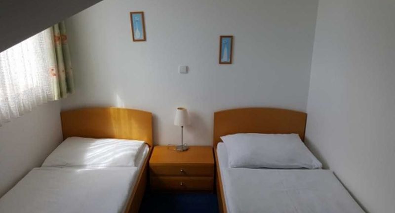 Pokoj se sprchou pro 2 os. - Hotel U Krbu Vestec, foto 1
