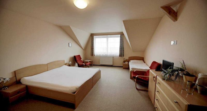 Pokoj se sprchou pro 3 os. - Hotel U Krbu Vestec, foto 5
