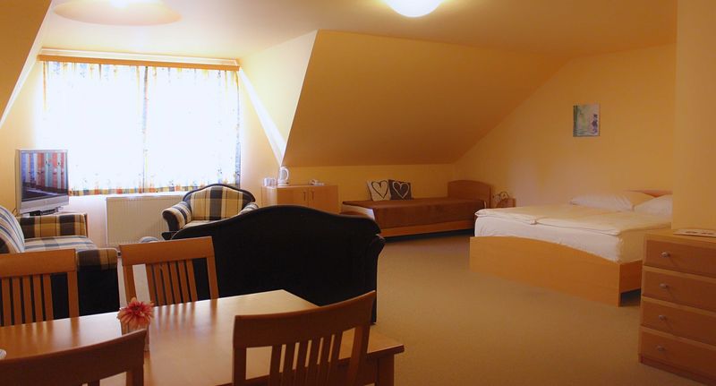 Pokoj pro 3 os. - Hotel U Krbu Vestec, foto 1