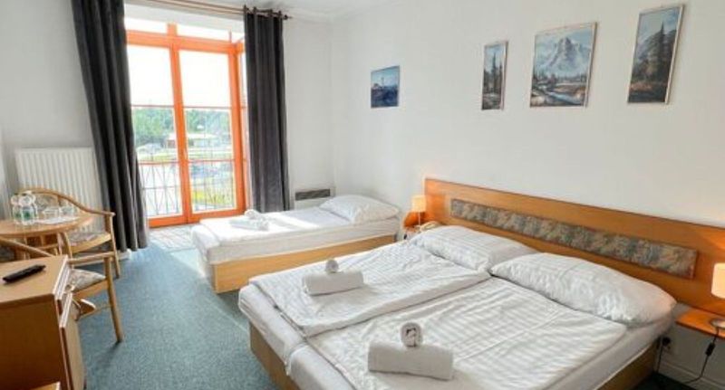 Pokoj se sprchou pro 3 os. - Hotel SLOUP Řípec, foto 1