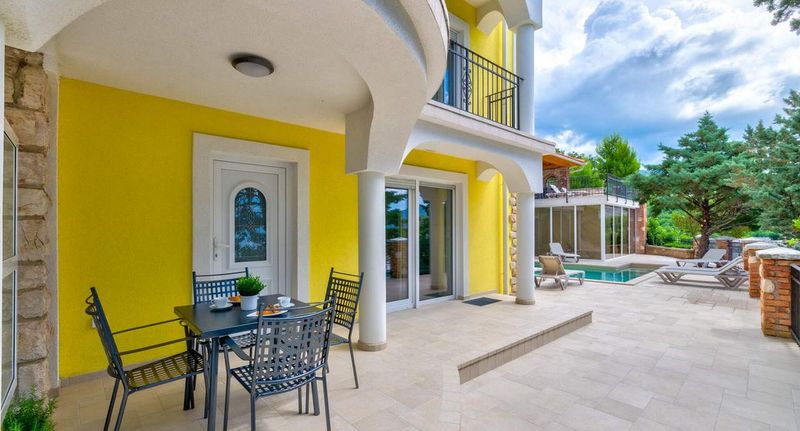 Apartman pro 6 os. se 3 ložnicemi s výhledem na moře přízemní - Apartmani Palace Paulina Novi Vinodolski, foto 1