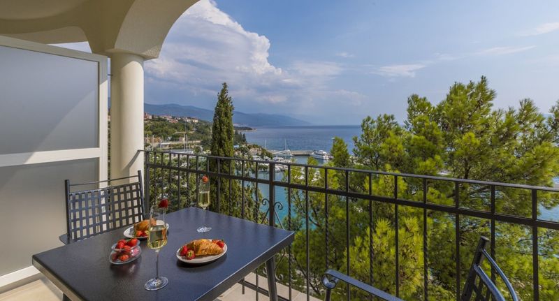 Apartman pro 4 os. se 2 ložnicemi s výhledem na moře v podkroví - Apartmani Palace Paulina Novi Vinodolski, foto 1