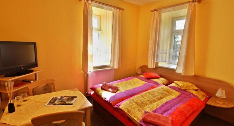 Pokoj se sprchou s terasou s manželskou postelí (s možností přistýlky) - Penzion VYHLÍDKA Janovičky Heřmánkovice, foto 1