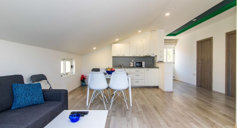 Apartman pro 6 os. se 3 ložnicemi - Apartment Loro Ploce, foto 1