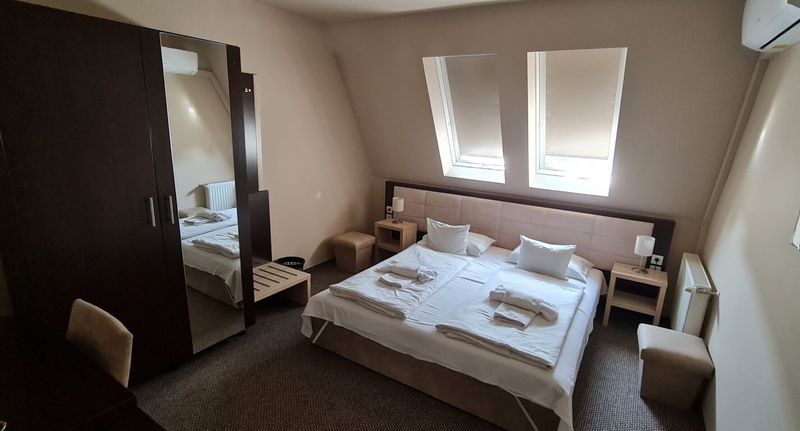 Pokoj s klimatizací s manželskou postelí v podkroví - Beach Family Rooms Siófok, foto 1