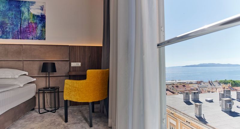Standard Pokoj s manželskou postelí s částečným výhledem na moře - Hotel Paris Opatija, foto 1