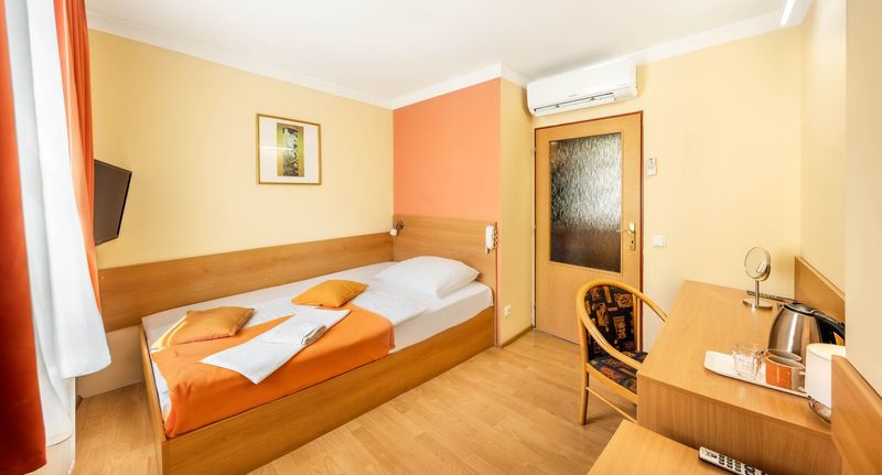 Pokoj se sprchou pro 1 os. - Residence Tabor Praha, foto 1