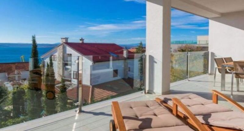 Apartman pro 5 os. se 3 ložnicemi s výhledem na moře na poschodí - Apartman White House Penthouse Dramalj, foto 1