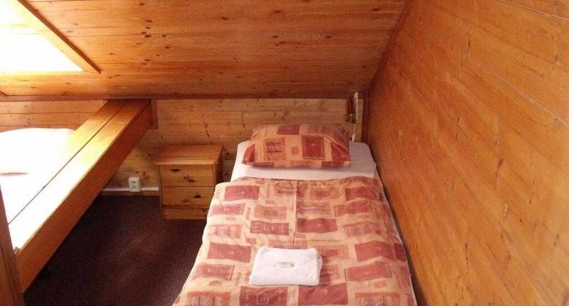 Pokoj se sprchou pro 4 os. - Hotel Na Trojáku Hošťálková, foto 1