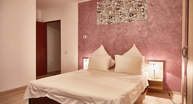 Pokoj s manželskou postelí v suterénu - Gabizz Apartments Constanța, foto 1