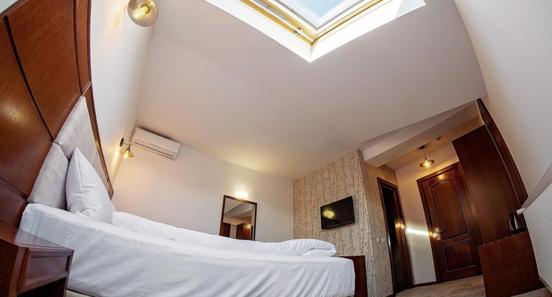 Pokoj s manželskou postelí v podkroví - Hotel Buchenland Gura Humorului, foto 1