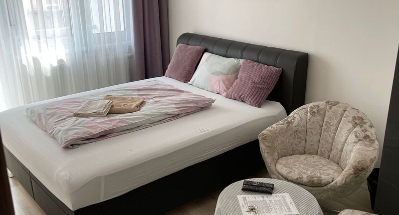Pokoj s balkónem se společnou koupelnou s manželskou postelí - Classic City Apartman Szeged, foto 1