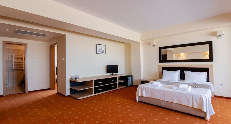 Deluxe Pokoj s balkónem pro 4 os. - Hotel Oxford Inn & Suites Timișoara, foto 1