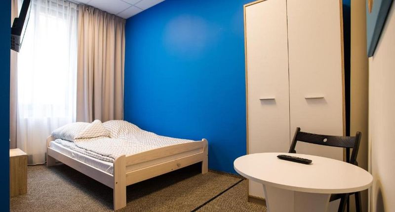 Pokoj s manželskou postelí s výhledem do dvora na poschodí - MOON Hostel Poznań, foto 1
