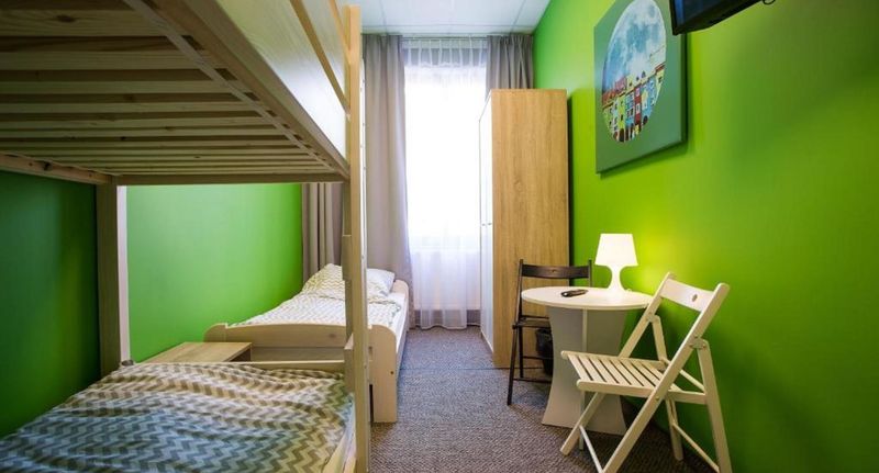 Pokoj pro 3 os. s výhledem do dvora na poschodí - MOON Hostel Poznań, foto 1