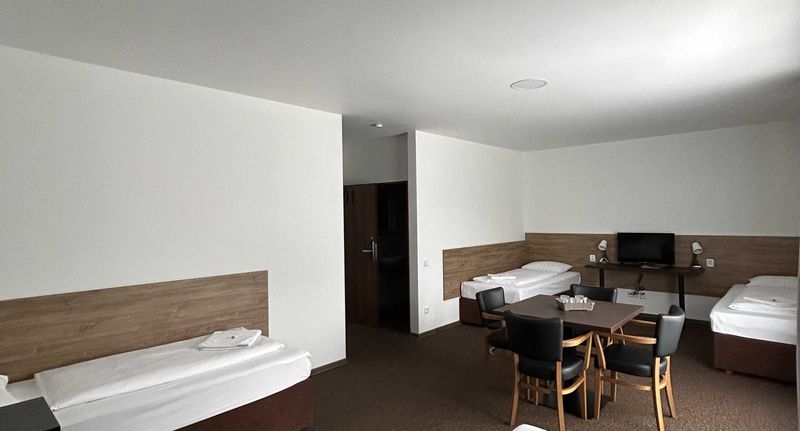 Pokoj se sprchou pro 4 os. - Motel R10 Mladá Boleslav, foto 1