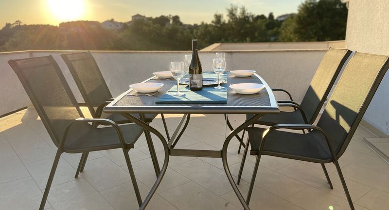Apartman s klimatizací s terasou pro 4 os. se 2 ložnicemi A-11082-c - Apartments With Parking Space Banjol, Rab - 11082 Banjol, foto 1