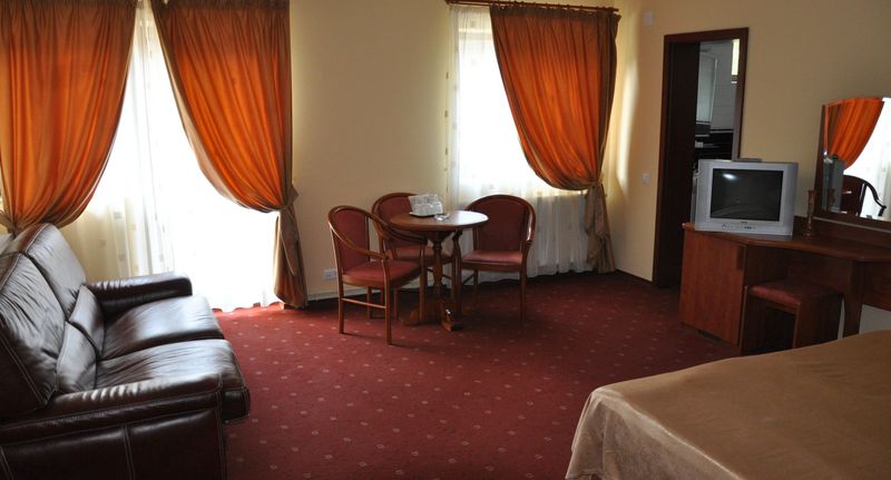 Pokoj pro 3 os. s výhledem na město (s možností přistýlky) - Pensiunea Turistică Anotimpuri Predeal, foto 1