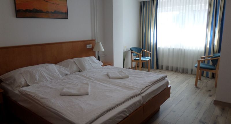 Apartman pro 4 os. se 2 ložnicemi s výhledem do dvora na poschodí - Silent Apartmanház Harkány, foto 1