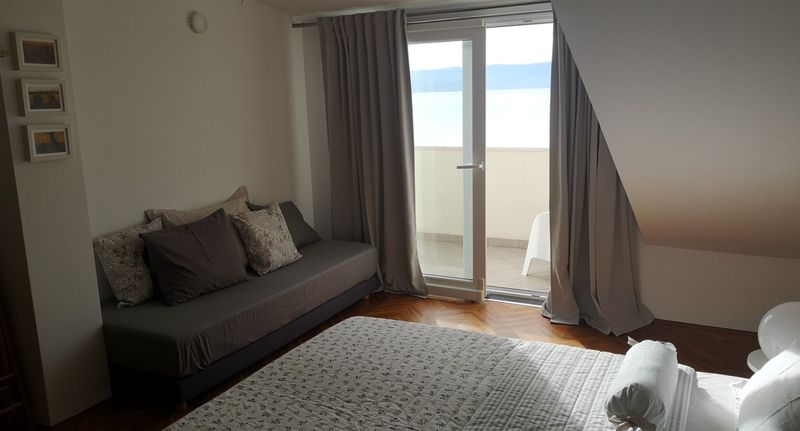 Manzárd Apartman pro 4 os. se 2 ložnicemi s výhledem na moře - Apartmani Škobalj Duće, foto 1