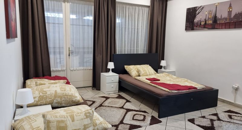 Apartman s privátní koupelnou mimo apartmán pro 3 os. s 1 ložnicí na poschodí (s možností přistýlky) - Piac Téri Turista és Munkásszállás Dunaújváros, foto 1