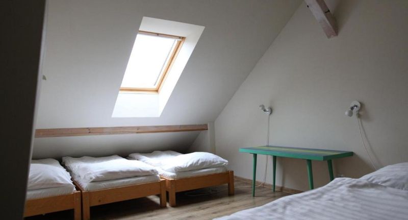 Pokoj se sprchou s privátní koupelnou mimo pokoj pro 8 os. - Penzion Křížky Malá Skála, foto 1