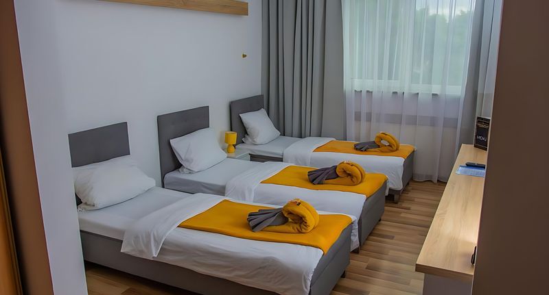 Pokoj s koupelnou se sprchou pro 3 os. - Hotel Miodowy Dzierżoniów, foto 1