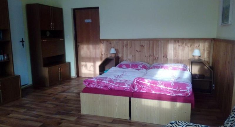 Pokoj se sprchou se společnou kuchyňkou pro 3 os. (s možností přistýlky) - Penzion Sklářská Hospoda Chřibská, foto 1