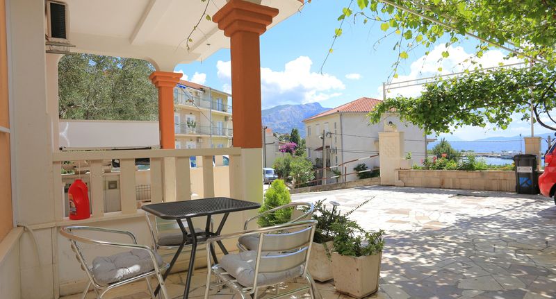 Apartman s klimatizací s terasou s manželskou postelí s 1 ložnicí A-18302-b - Apartments By The Sea Duće, Omiš - 18302 Duće, foto 1