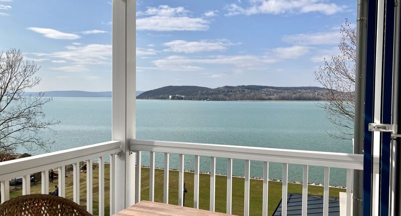 Apartmán Deluxe se skvělým panoramatem Suita pro 6 os. se 3 ložnicemi - BalaLake Resort Szántód, foto 1