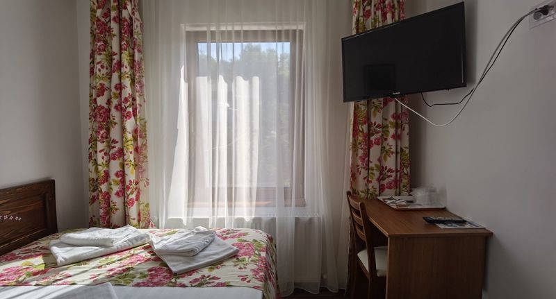 Suita s balkónem pro 4 os. se 2 ložnicemi na poschodí (s možností přistýlky) - Pensiunea Geostar Curtea de Argeș, foto 1